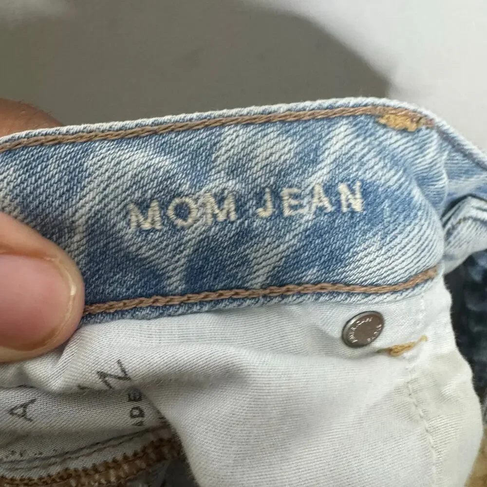 American Eagle Strigid Mom Jeans Women’s‎ Size 16 Short High Rise Light Wash